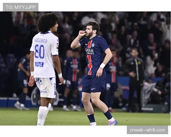 半场：巴黎圣日耳曼0-1落后斯特拉斯堡，埃梅加头球破门